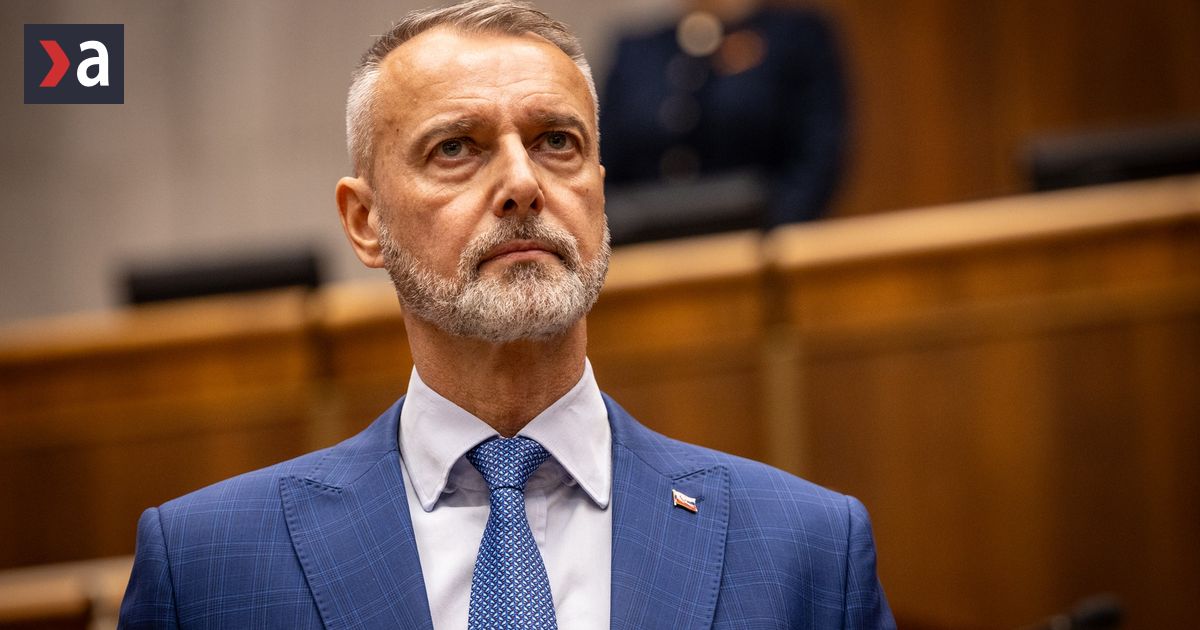 hlas trva na tom aby vlada poziadala parlament o vyslovenie dvery tvrdi richard rasi