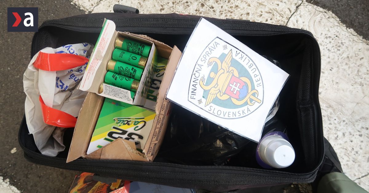 Colnici odhalili nelegalne naboj v batozine vodicov na hranicnom priechode Vysne Nemecke
