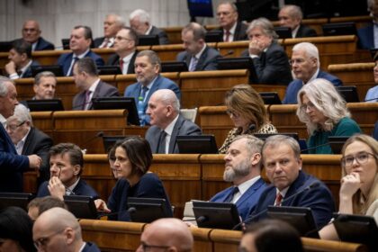 Energosky prekvapili aj bohatych Stat poslal peniaze poslancom a dobre zarabajucim ktori ich teraz rozdavaju na charitu