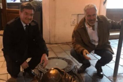 Epsteinov pilot Z Bratislavy do Popradu za pol hodinu Sexualny predator navstivil Lajcaka na Slovensku a vybavoval mu aj listky na koncert