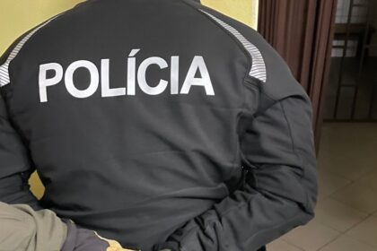 Korupcna groteska Policajt v uniforme priviezol na emisnu kontrolu auto bez katalyzatora