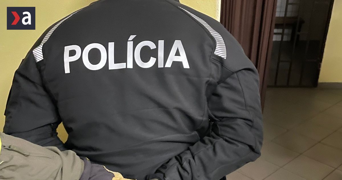 Korupcna groteska Policajt v uniforme priviezol na emisnu kontrolu auto bez katalyzatora