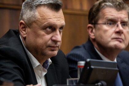 Odvolavanie vlady predcasne konci Smer Hlas a SNS navrhli ukoncenie diskusie