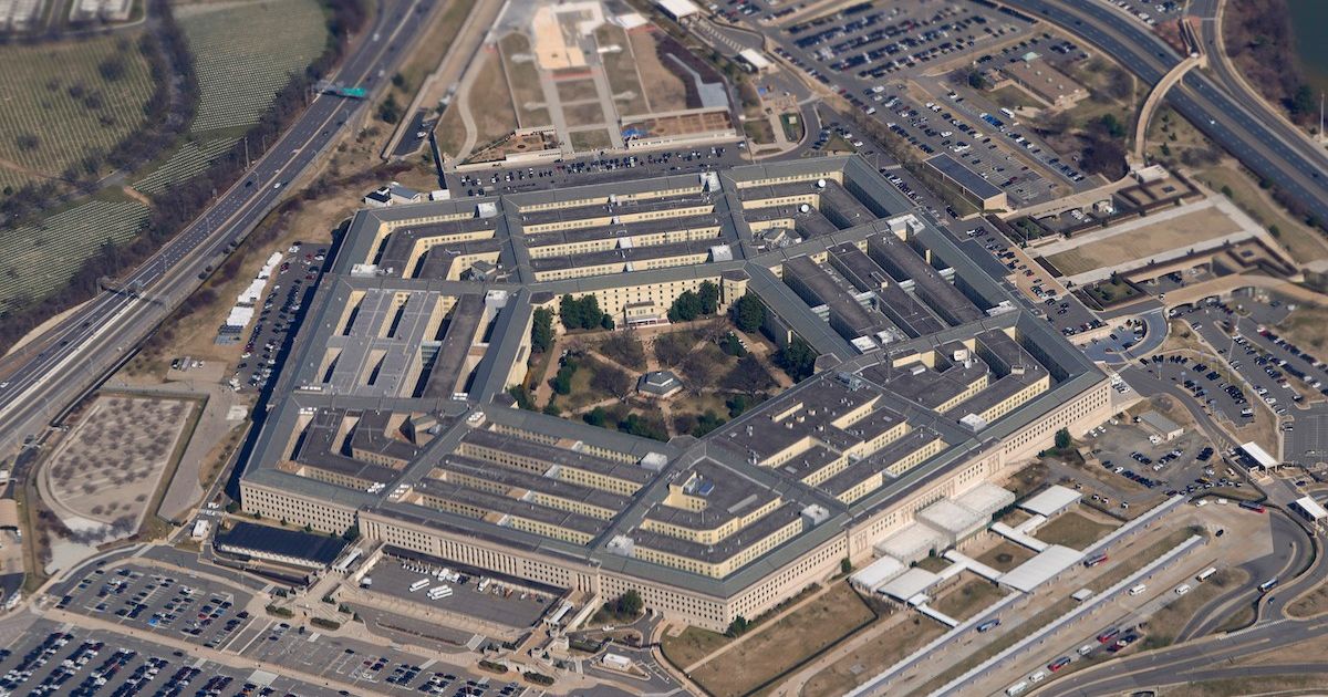 Pentagon chce AI bez svedomia Tvorcovia popularneho chatbota dostali tvrde ultimatum