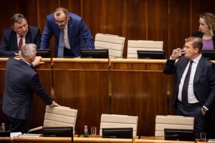 Poslanci mali ist na 60 dnove jarne prazdniny Nakoniec sa stretnu na styri dni v marci
