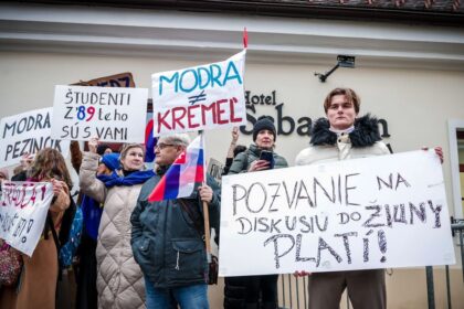 Robert Fico diskutoval so studentmi v Modre za zatvorenymi dverami Chvalil Cinu a Vietnam kritizoval EU