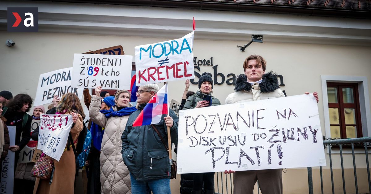 Robert Fico diskutoval so studentmi v Modre za zatvorenymi dverami Chvalil Cinu a Vietnam kritizoval EU