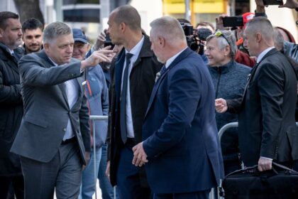 Robert Fico uz travi dni na bezpecnejsom mieste Specialne okna v sidle premiera zastavia gulky stali stovky tisic