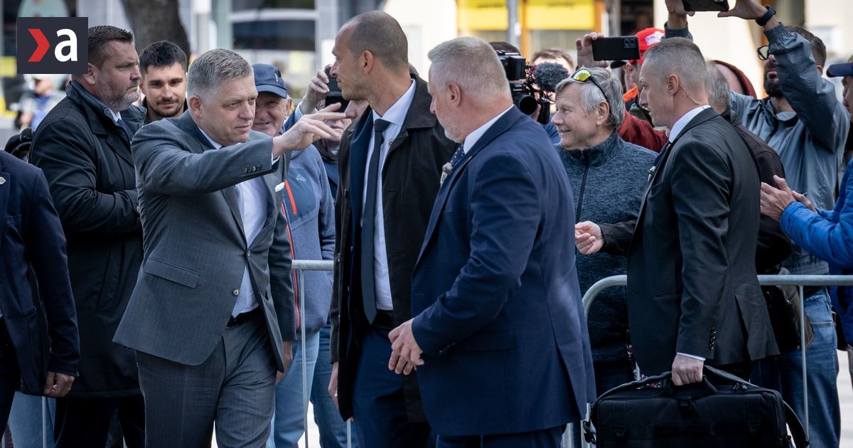Robert Fico uz travi dni na bezpecnejsom mieste Specialne okna v sidle premiera zastavia gulky stali stovky tisic