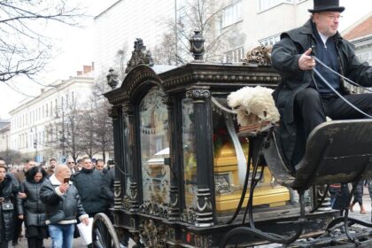 Rozlucka s romskym kralom mala nadych filmu Krstny otec truhlu viezli biele kone a koc z 19 storocia
