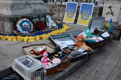 Styri kufre styri roky zivota na uteku pred vojnou Pri pametniku v Kosiciach horeli sviecky za Ukrajinu