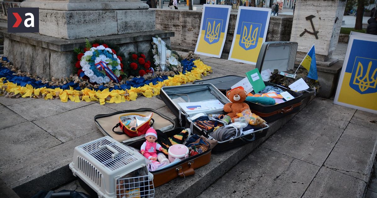 Styri kufre styri roky zivota na uteku pred vojnou Pri pametniku v Kosiciach horeli sviecky za Ukrajinu
