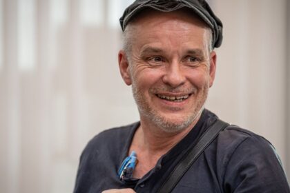 Televizia JOJ hladala novy projekt Jan Novak objavil Misu v Kosiciach Podoba sa na Emily v Parizi