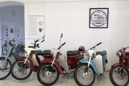 V Tribecskom muzeu v Topolcanoch su vystavene historicke motocykle bicykle a mopedy