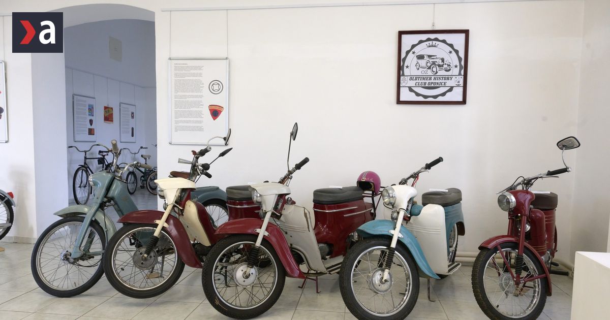 V Tribecskom muzeu v Topolcanoch su vystavene historicke motocykle bicykle a mopedy