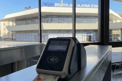 Zahada na bratislavskej stanici Objavil sa tam terminal ktory akoby patril znamej banke Ta vsak tvrdi ze nie je jej