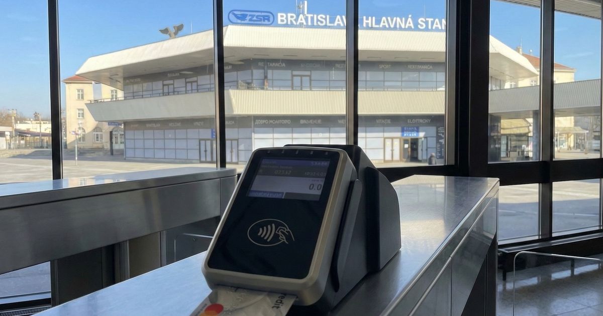 Zahada na bratislavskej stanici Objavil sa tam terminal ktory akoby patril znamej banke Ta vsak tvrdi ze nie je jej