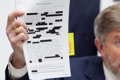 Zatierali aj Trumpa Nove dokazy odhaluju ako urady manipulovali s menami v kauze Epstein