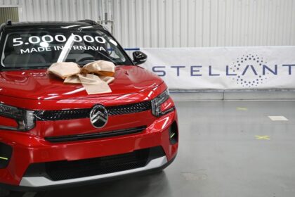 Zle spravy z centraly majitel slovenskeho peugeot hlasi najvacsiu stratu v historii automobiloveho priemyslu