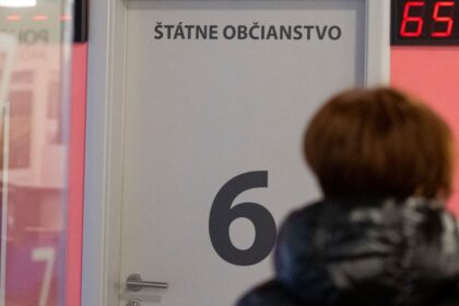 policajtka kontrolovala a poskytovala informacie o migrantoch priatelovi obvinen je z prevadacstva