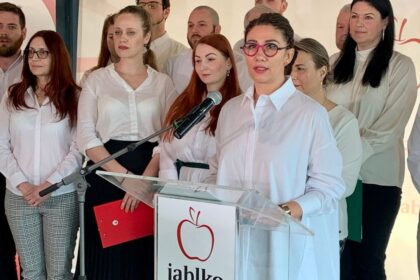 Chcela pomoct porazit Fica dnes hovori o omyle Ministerstvo schvalilo krok ktorym sa za stranou Jablko robi hruba ciara