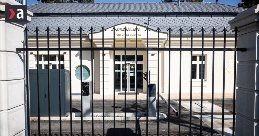 Dostavba Uradu vlady vyzera ako pohostinstvo Je to dokonal pomnk neschopnosti tych ktori vladnu nazor Alexandry Kusej