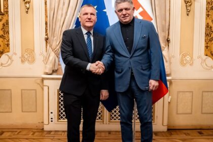 Hlube otazky Roberta Fica ukazali ze kracha v stopach Viktora Orbana komentar Martina Behula