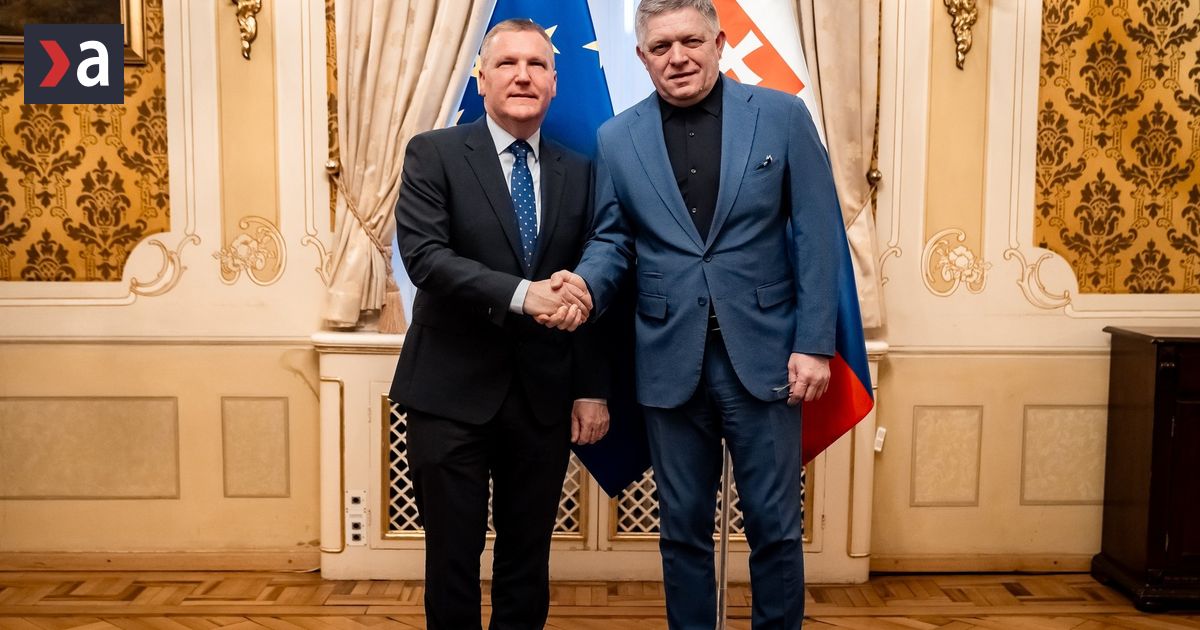 Hlube otazky Roberta Fica ukazali ze kracha v stopach Viktora Orbana komentar Martina Behula