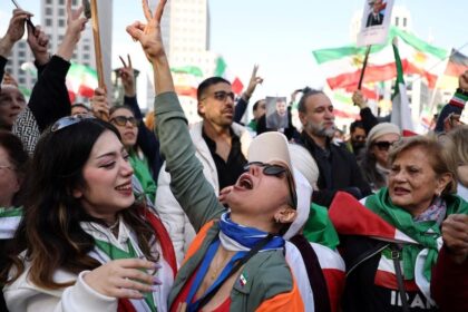 Iran hori ale ludia sa tesia z nadeje na slobodu Iranska studentka zijuca na Slovensku otvorene hovorila o pade rezimu