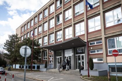 Kontrola tasiek a zoitov vyhadzovanch z okien Na strednej kole zaviedli razie na kolsk potreby