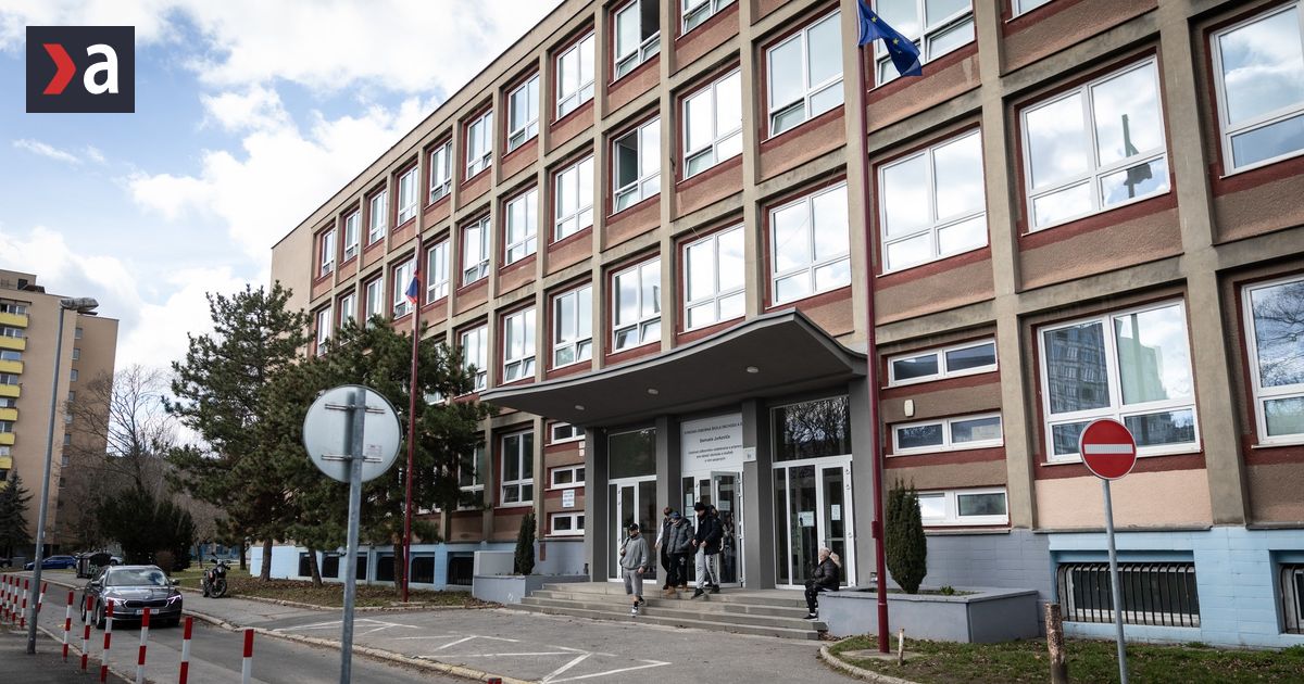 Kontrola tasiek a zoitov vyhadzovanch z okien Na strednej kole zaviedli razie na kolsk potreby