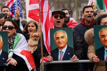 Kto ovladne oslabeny Iran V hre su radikalny syn ajattollaha aj muz nad ktorym vaha aj Trump