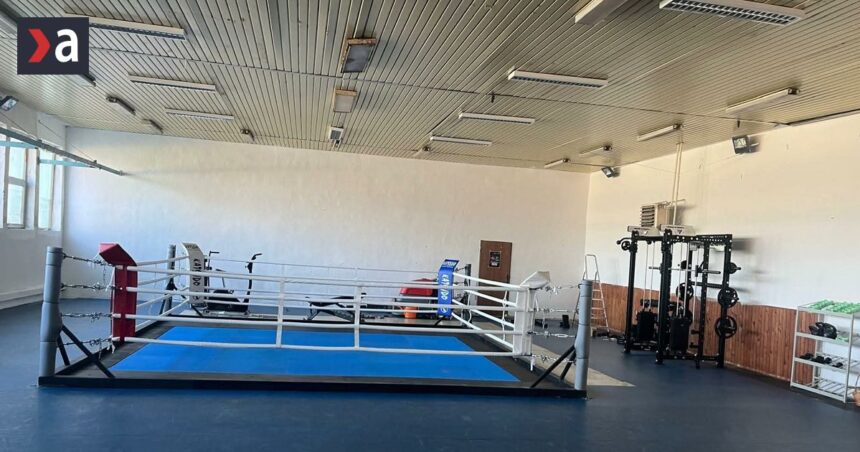 Martinski dzudisti a boxeri nemozu zit pod jednou strechou vypratali stroje postavili ring