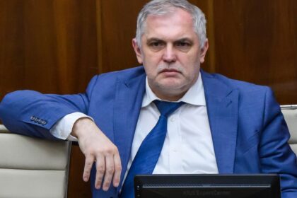 Musi sa to riesit reaguje Roman Michelko z SNS na zrusenie zmluv zo strany FPU O podporu by mal prist aj Literarny tyzdennik