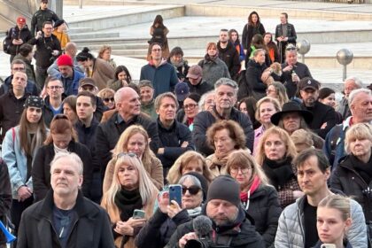 STVR sa men i na sluzku moci ludia protestovali proti cistkam pred rozhlasom vytvorili zivu retaz