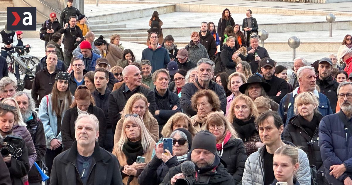 STVR sa men i na sluzku moci ludia protestovali proti cistkam pred rozhlasom vytvorili zivu retaz