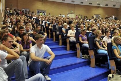 Studentsku kartu ISIC v mobile vo vlaku neprijimaju sprievodcovia poaduj plastovu kartu