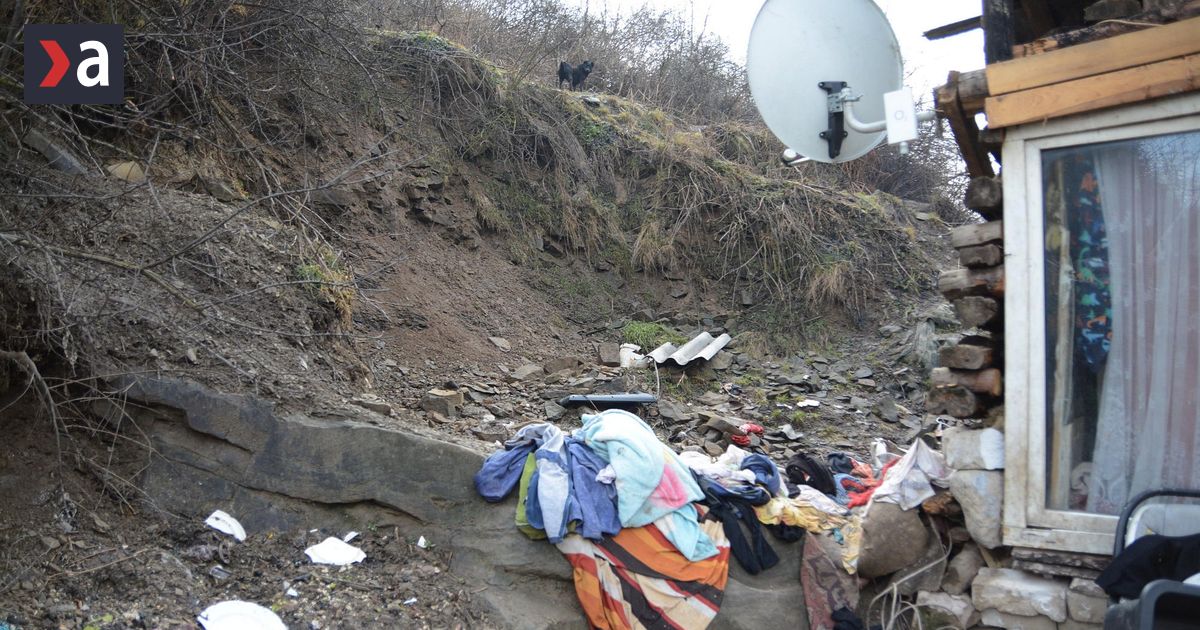 V Kolackove ziju ludia pod zosuvajucim sa svahom a zda sa ze im nema kto pomoc