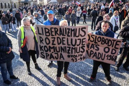 V Nitre protestovali stovky ludi proti progresivizmu Okrem oakvanej kritiky Michala Simecku sa recnici zamerali aj na Roberta Fica