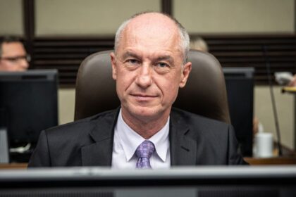 Volby 2026 Exminister Karel Hirman je kandidatodom Demokratov na predsedu Kosickeho samospravneho kraja