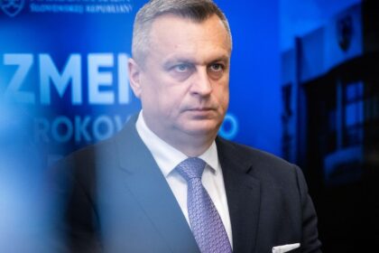 Andrej Danko rozbija zrkadlo pretoze sa mu nepaci co v nom videl komentar Martina Behula