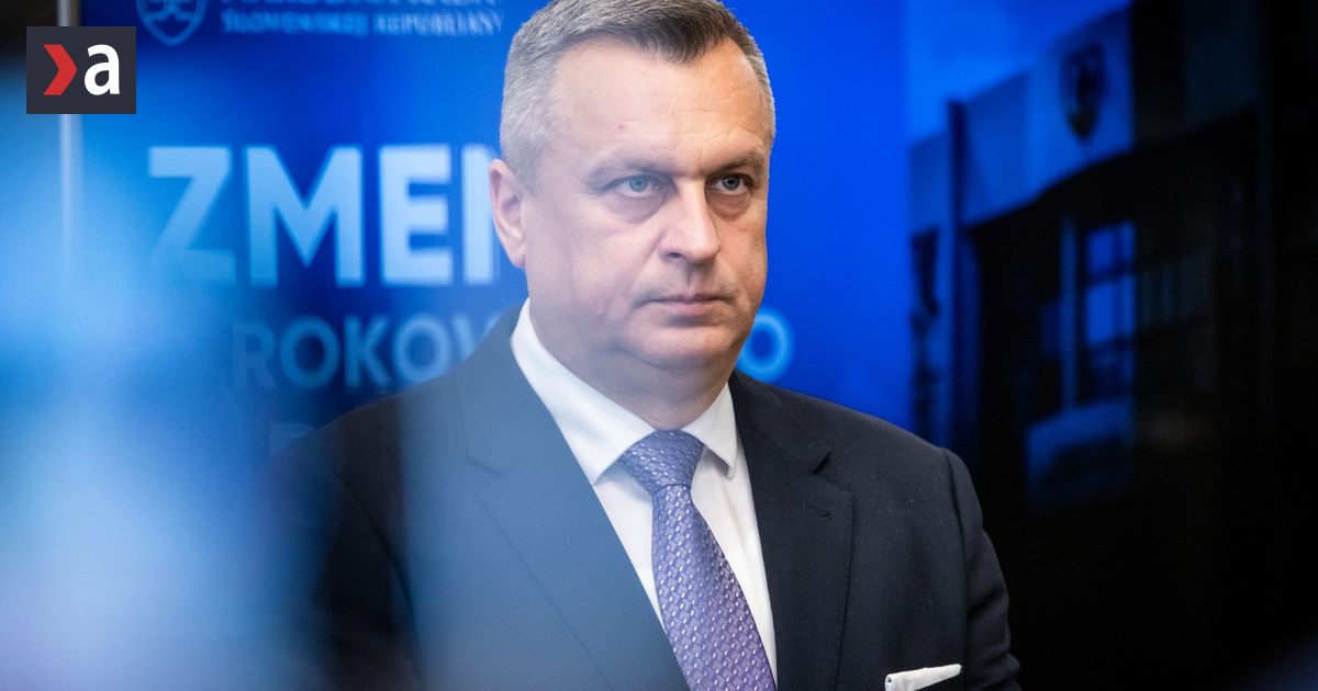 Andrej Danko rozbija zrkadlo pretoze sa mu nepaci co v nom videl komentar Martina Behula