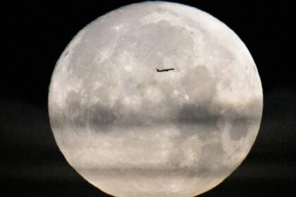 Lod Orion opustila obeznu drahu Zeme a mieri k Mesiacu