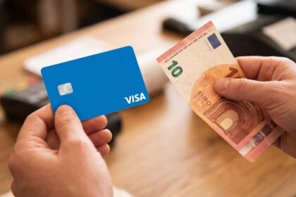Najvacsia banka zacala uctovat poplatky za plastove karty Kolko budu stat