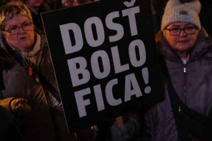 Opozicia sa spaja na namestiach Protesty Neopustime volby maju zabranit zruseniu hlasovania postou