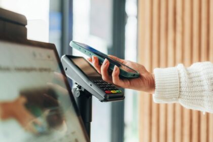 Peniaze mozete ukradnut aj zo zamknuteho iPhonu Experti odhalili vaznu chybu v Apple Pay