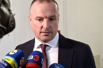 Poradca premiera Lindtnera bol v pripade korupcie oslobodeny sudcom Ake dokazy taka spravodlivost zdovodnil