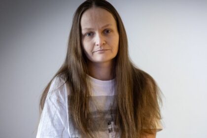 Predala som oblecenie a hracky deti aby sme mali na jedlo Povedala som im ze ich len triedime video