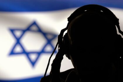 Timto sa Izrael odlisuje od Iranu a Palestincanov Nazyva sa to demokracia preto musi byt nasim spojencom komentar Zola Mikesha