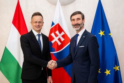 Vlada Roberta Fica politicky chrani madarskeho ministra Reakcia Slovenska je znepokojuca komentar Petra Weissa